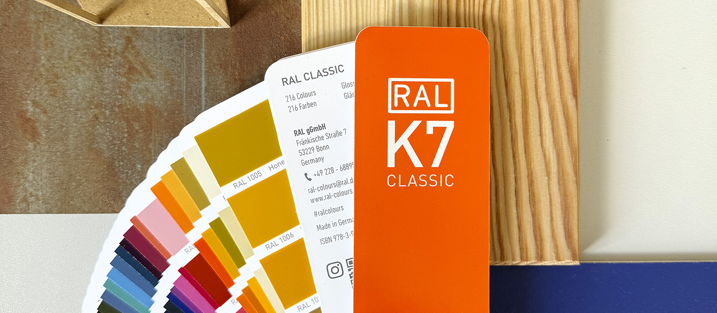 RAL CLASSIC Farbsammlung | RAL FARBEN
Das Bild zeigt einen RAL K7 Farbfächer der RAL CLASSIC Farbsammlung, der auf verschiedenen Materialien liegt. Der Fächer ist aufgefächert und zeigt einige Farbtöne.

RAL CLASSIC colour collection | RAL COLOURS
The picture shows a RAL K7 colour fan from the RAL CLASSIC colour collection on various materials. The fan is fanned out and shows several colour tones.