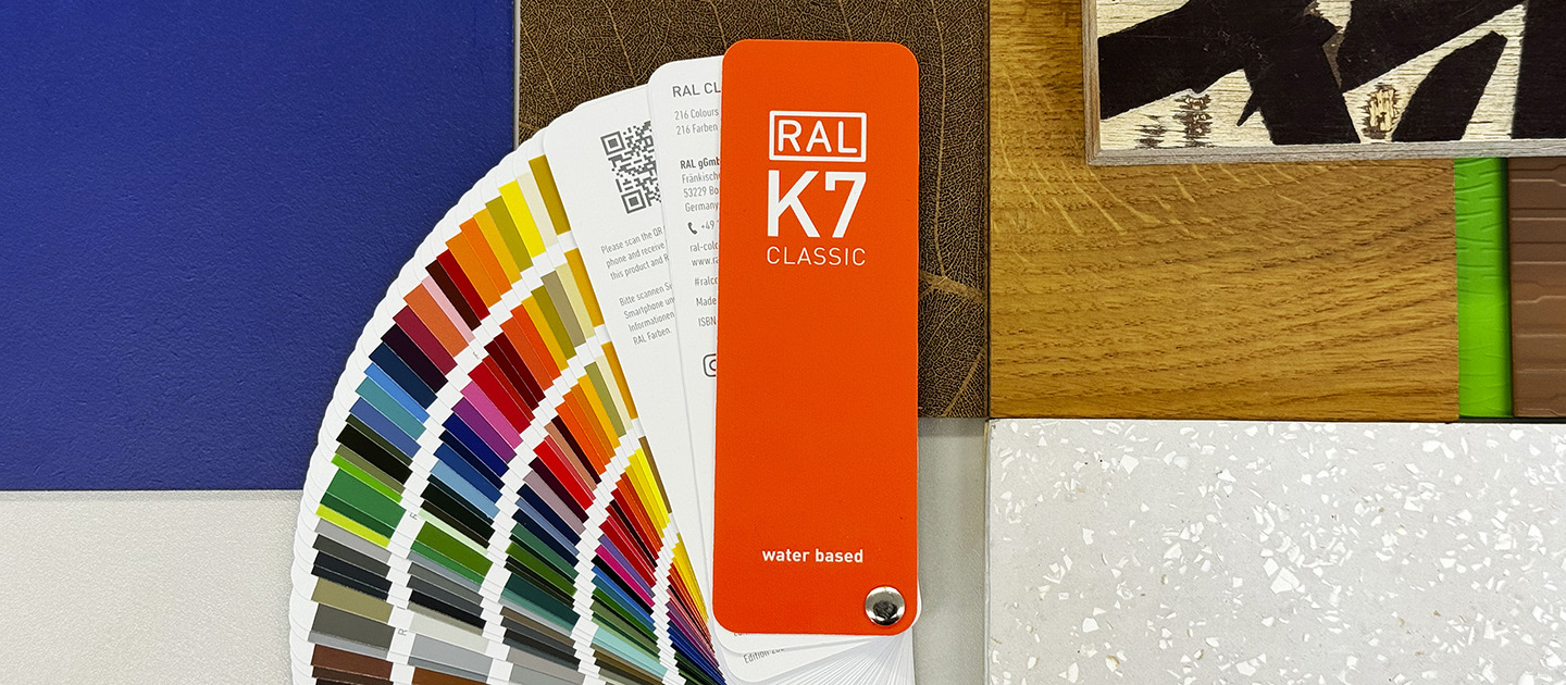 RAL K7 Farbfächer | RAL FARBEN
Das Bild zeigt einen RAL K7 Farbfächer der RAL CLASSIC Farbsammlung, der als Teil einer Collage auf verschiedenen Materialien liegt. Der Fächer ist aufgefächert und zeigt zahlreiche Farbtöne.

RAL K7 colour fan | RAL COLOURS
The picture shows a RAL K7 colour fan from the RAL CLASSIC colour collection, which lies on various materials as part of a collage. The fan is fanned out and shows numerous colour tones