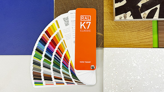 RAL K7 Farbfächer | RAL FARBEN
Das Bild zeigt einen RAL K7 Farbfächer der RAL CLASSIC Farbsammlung, der als Teil einer Collage auf verschiedenen Materialien liegt. Der Fächer ist aufgefächert und zeigt zahlreiche Farbtöne.

RAL K7 colour fan | RAL COLOURS
The picture shows a RAL K7 colour fan from the RAL CLASSIC colour collection, which lies on various materials as part of a collage. The fan is fanned out and shows numerous colour tones.